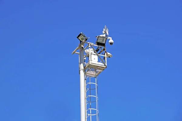 Paal Met Verlichting Bewakingscamera Antennes — Stockfoto