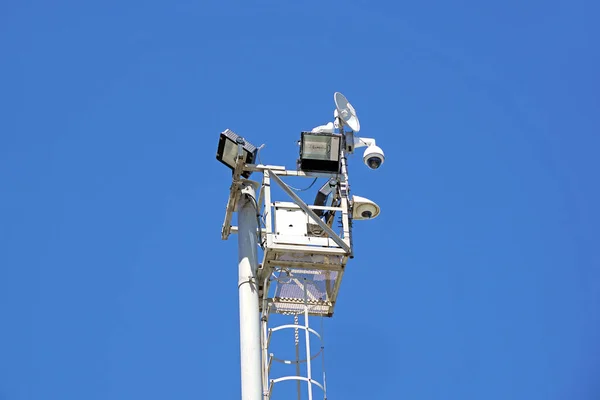 Işıklı Direk Güvenlik Kamerası Antenli — Stok fotoğraf
