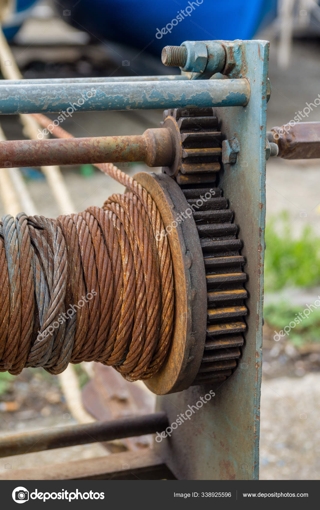 https://st3.depositphotos.com/29384342/33892/i/1600/depositphotos_338925596-stock-photo-cable-winch-steel-cable-fishing.jpg