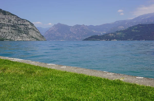 Uitzicht Het Meer Van Italië Met Uitzicht Park Meer Bergen — Stockfoto