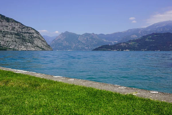 Uitzicht Het Meer Van Italië Met Uitzicht Park Meer Bergen — Stockfoto