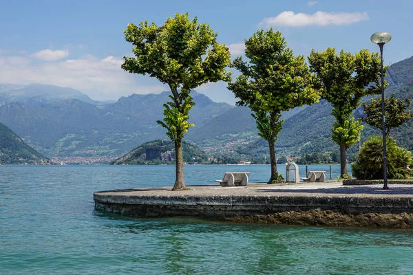 Uitzicht Het Meer Van Italië Met Uitzicht Park Meer Bergen — Stockfoto