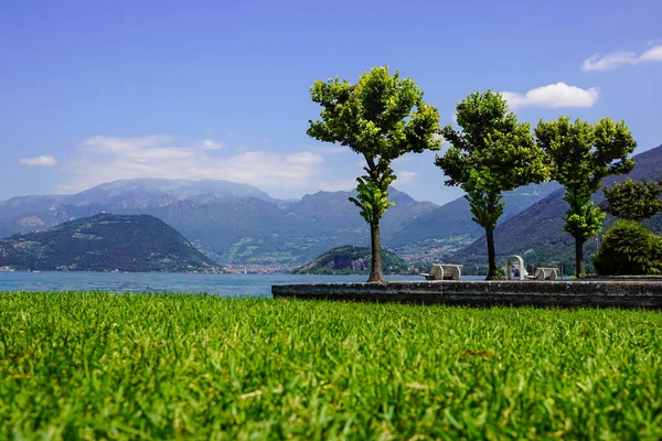 Uitzicht Het Meer Van Italië Met Uitzicht Park Meer Bergen — Stockfoto