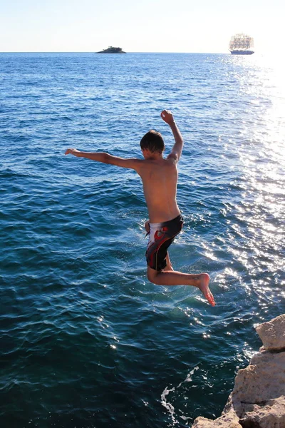 Bambino Salta Dalla Scogliera Mare — Foto Stock