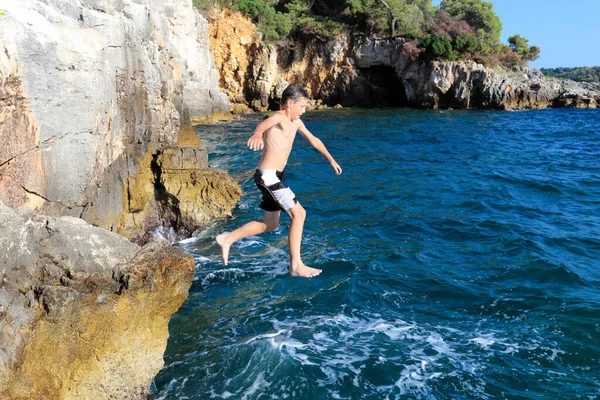 Αγόρι Πηδάει Στη Θάλασσα — Φωτογραφία Αρχείου