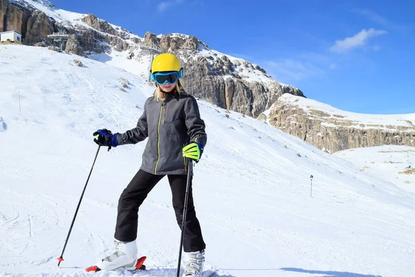 Young Skier Slopes — Stock Photo, Image