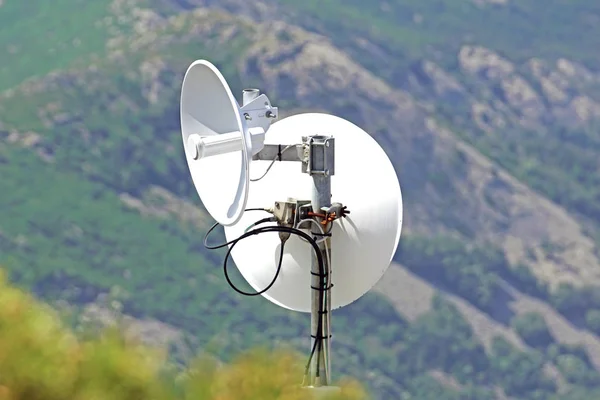 Satellitenschüssel Auf Dem Berg — Stockfoto