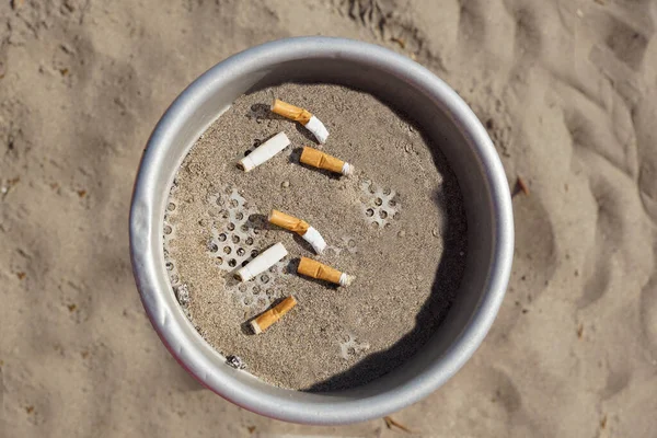 海滩上的烟灰缸 — 图库照片