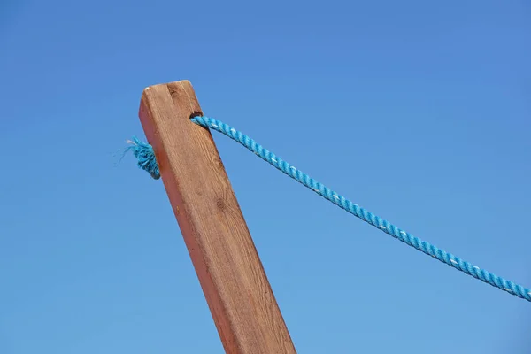 ロープ付きの木製の棒 — ストック写真