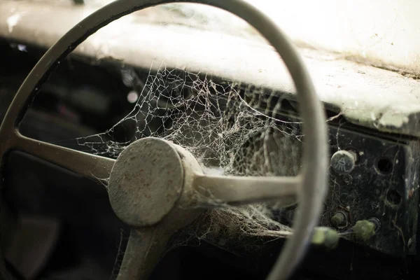 Rädermaschinen Teil Eines Verlassenen Alten Autos Mit Spinnweben — Stockfoto