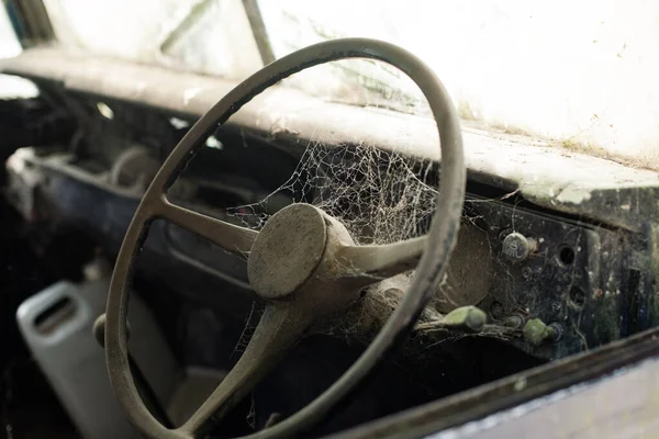 Máquinas Ruedas Parte Del Coche Viejo Abandonado Con Telarañas — Foto de Stock