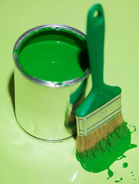 Seitenansicht Von Pinsel Und Blechdose Auf Grünem Tisch — Stockfoto