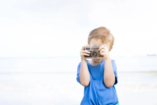 Chico Lindo Haciendo Unas Fotos Playa — Foto de Stock