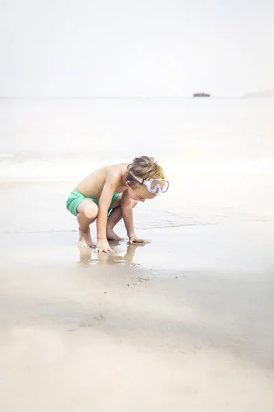 Carino Ragazzo Con Occhiali Immersione Spiaggia — Foto Stock