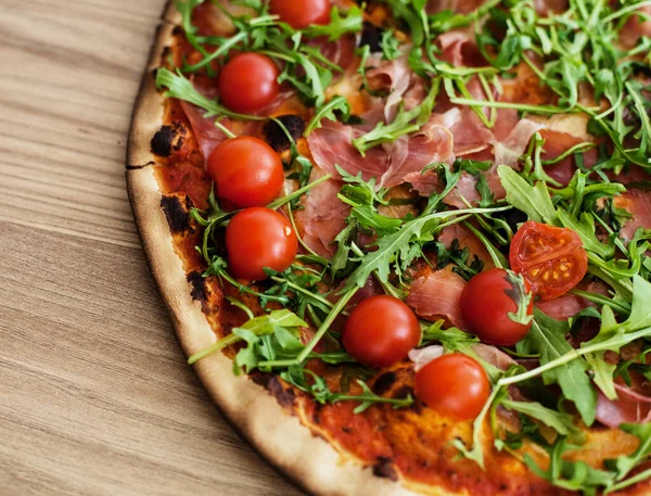 Pizza Assada Fresca Com Presunto Tomate Cereja Rucola Comida Caseira — Fotografia de Stock