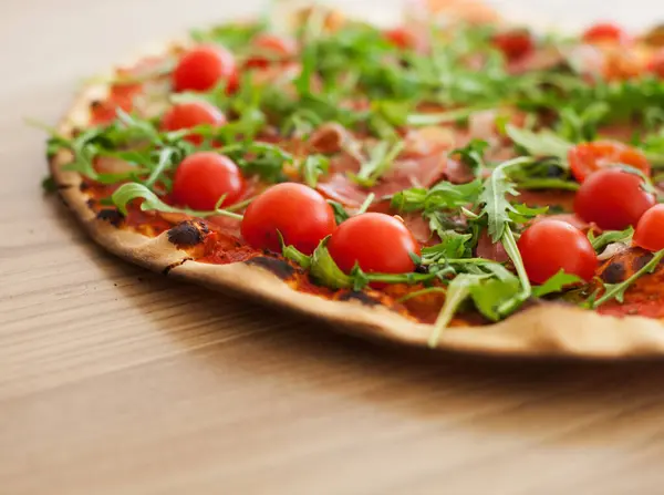 Lekkere Pizza Met Cherry Tomaat Ham Rucola Zelfgemaakte Bereid Voedsel — Stockfoto