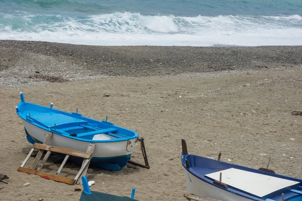 Fischerboot Einem Einsamen Strand — Stockfoto