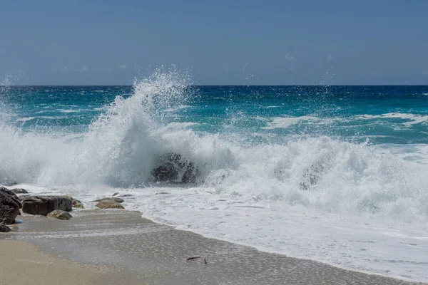 Vague Orageuse Sur Une Plage Printemps — Photo