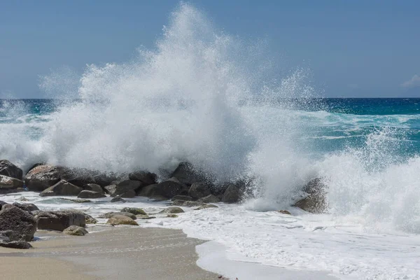 Ola Tormentosa Una Playa Primavera — Foto de Stock