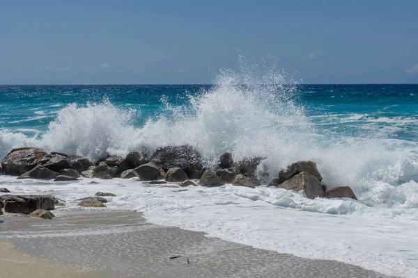 Vague Orageuse Sur Une Plage Printemps — Photo