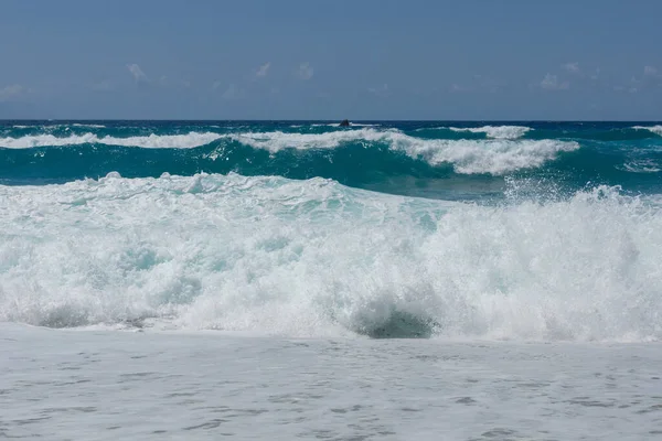 Ola Tormentosa Una Playa Primavera — Foto de Stock