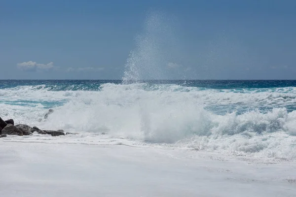 Ola Tormentosa Una Playa Primavera — Foto de Stock