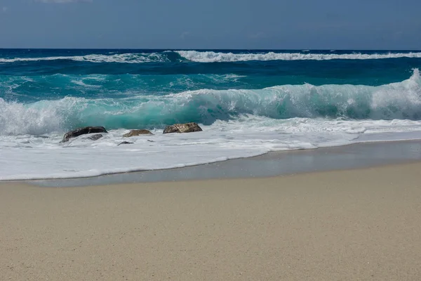 Surfear Una Playa Desierta — Foto de Stock
