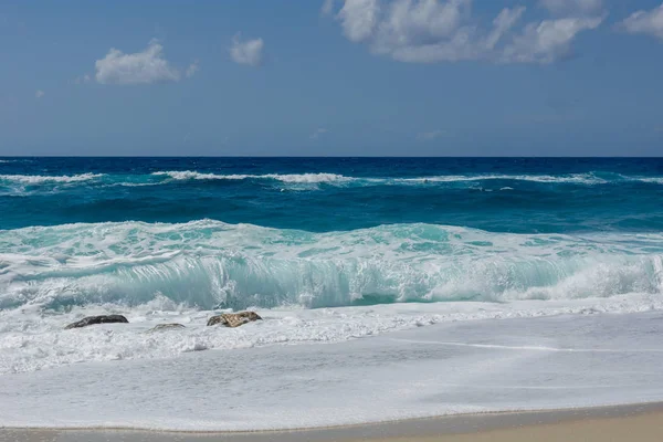 Surfear Una Playa Desierta — Foto de Stock