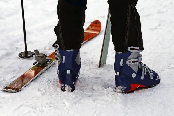 Close Zicht Man Man Wandelaar Vangen Sneeuw — Stockfoto