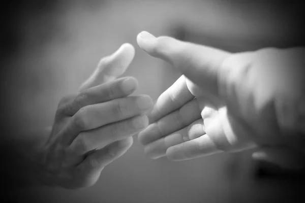 Ανθρώπινο Χέρι Στη Συμβολική Χειρονομία Της Αλληλοβοήθειας — Φωτογραφία Αρχείου