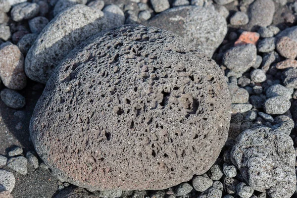 Roca Volcánica Una Playa Negra —  Fotos de Stock