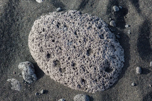黑色海滩上的火山岩 — 图库照片