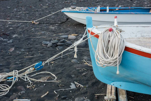 Рыболовная Лодка Пляже Черным Песком — стоковое фото