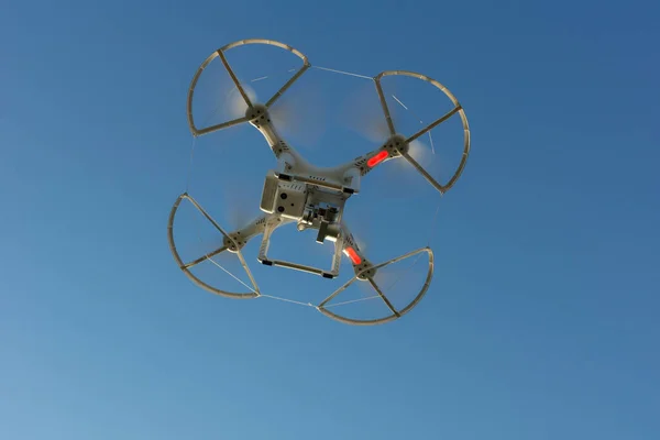 Latający Dron Kamery Przed Błękitnym Niebem — Zdjęcie stockowe