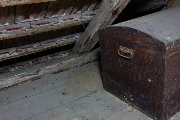 Holzkiste Auf Dem Dachboden — Stockfoto