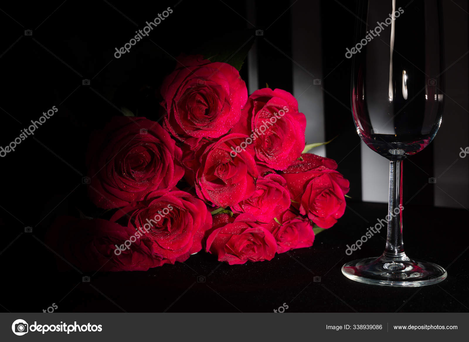 Rosas Para Día San Valentín Vista Cercana — Foto de stock #338939086 ©  PantherMediaSeller, image size:1600x1167