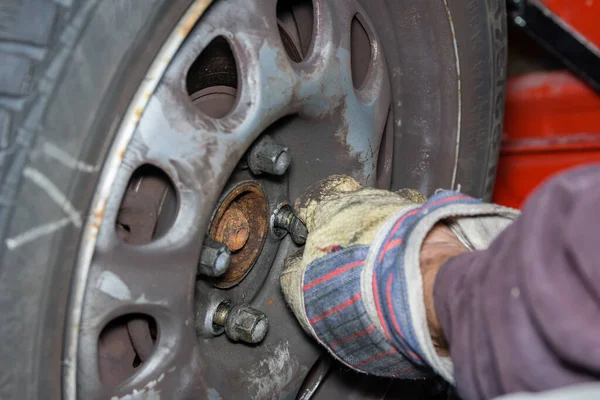 レンチを持っている車の整備士の手 — ストック写真