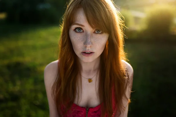 Közelkép Egy Fiatal Vörös Hajú Lányról Zöld Háttérrel Naplemente Fényénél — Stock Fotó