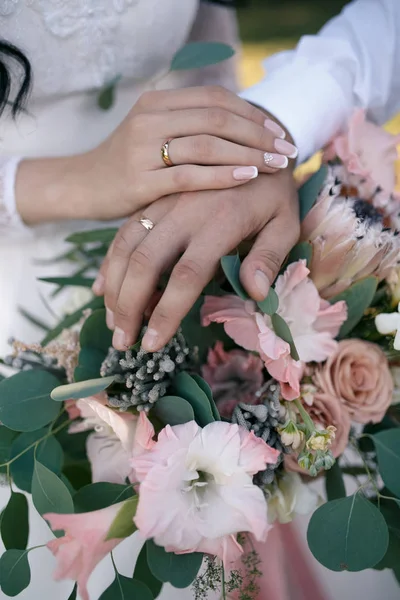 Hände Von Braut Und Bräutigam Mit Eheringen Auf Dem Hintergrund — Stockfoto