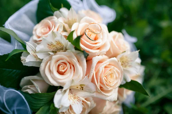 Γαμήλια Ανθοδέσμη Από Τριαντάφυλλα Ροδακινί Χρώμα Στο Γρασίδι — Φωτογραφία Αρχείου