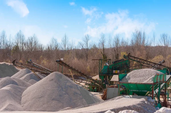 抽出砂利 サイズ砂利による機械の分布と分類 砂利を輸送するためのコンベア 砂利採石場 建設業 — ストック写真