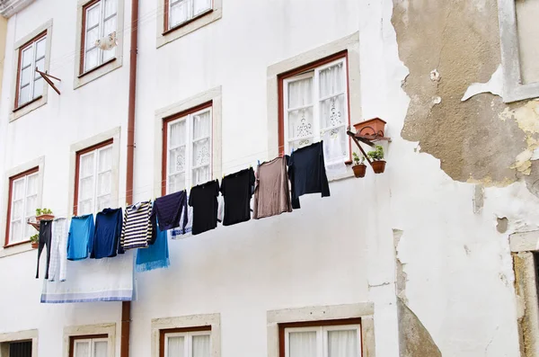 Характеристики Laundry Висит Высохнуть Фасадом Дома Районе Альфама Лисбон Португалия — стоковое фото