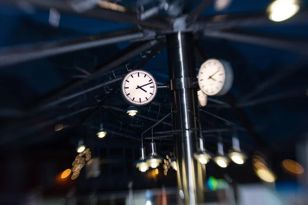 Orologio Presso Una Stazione Degli Autobus — Foto Stock