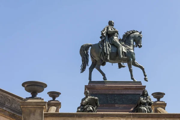 旧国立美術館前にあるフリードリヒ ウィレム4世の騎馬像 — ストック写真