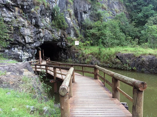 Cueva Entrada Aventura Sendero —  Fotos de Stock