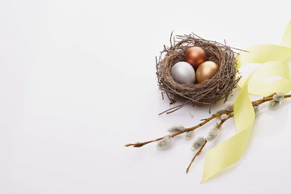 Easter Decoration Golden Silver Bronze Eggs Real Nest Branches Pussy — Zdjęcie stockowe
