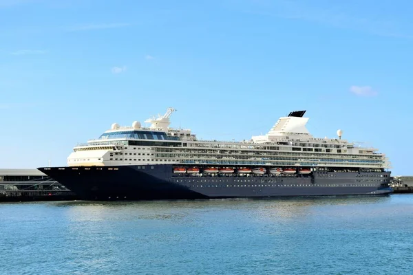 Grande Navio Cruzeiro Porto Deitado Céu Âncora Azul Fundo — Fotografia de Stock