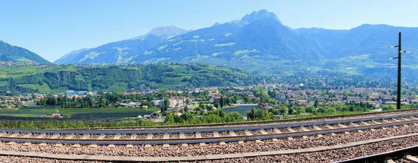 Aldeia Tirol Colina Merano Vale Panorama Com Trilhos Ferroviários Perto — Fotografia de Stock