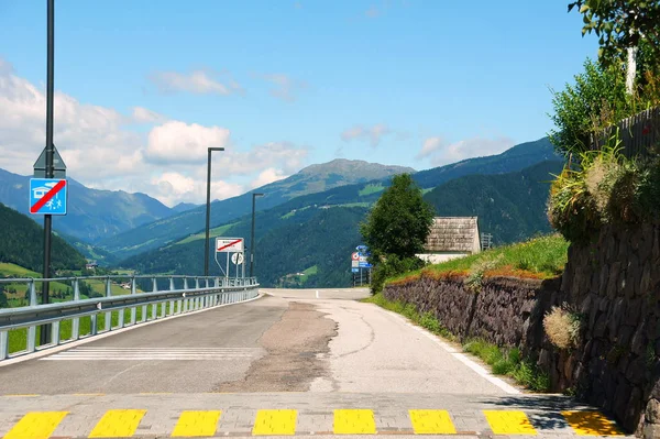 Carretera Arriba Valle Sarn Con Una Amplia Vista Hacia Arriba —  Fotos de Stock