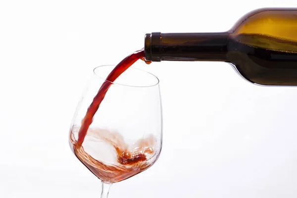 Vino Versato Una Bottiglia Bicchiere Vino Fondo Bianco — Foto Stock